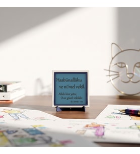 “Hasbünallâhu ve Ni'mel Vekîl” Yazılı Dekoratif Obje, Manevi Anlamı Güçlü Standlı Masaüstü Aksesuarı 10x10 cm