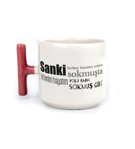 Sanki Herkes Hayatını Yoluna Sokmuşta Baskılı Kırmızı Kulplu T Kupa