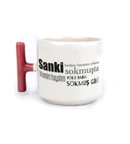 Sanki Herkes Hayatını Yoluna Sokmuşta Baskılı Kırmızı Kulplu T Kupa