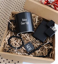 Kişiye Özel Kupa, Sigara Plakası, Zippo çakmak, Tesbih, Anahtarlık ve Harfli Bileklik Erkek Seti (Model 1)