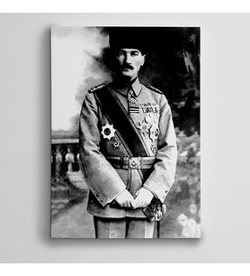 Atatürk Siyah Beyaz Asker Kıyafeti İle Kanvas Tablo