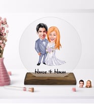BK Gift Kişiye Özel Sevgililer Karikatürlü Yuvarlak Ahşap Standlı Biblo-104