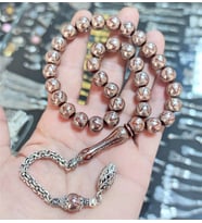 FUL GÜMÜŞ İŞLEMELİ KUKA ÇEKİRDEGİ EL İŞİ YAPIMI TESBIH MODELIMIZ KUTULU SERTIFIKALI 925 AYAR GÜMÜŞ PÜSKÜLLÜ