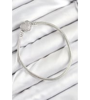 Pirinç Charm Zirkon Taşlı Kalp Model Gümüş Renk Kadın Bileklik