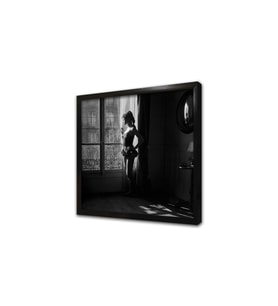 Pencere Önünde Bridgette Bardot Çerçeveli Mdf Tablo