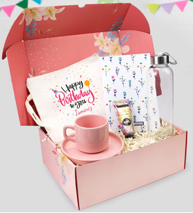 Pembe Çiçekli Kutusunda Kişiye Özel Ham Bez El Çantası & Beyaz Tasarım Defter & Eyüp Sabri Tuncer El Kremi & Cam Matara & Pembe Fincan Hediye Seti