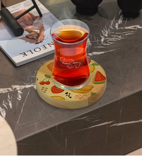 BK Gift Kişiye Özel Meyveler Tasarımlı Doğal Ahşap Tabaklı Heybeli Çay Bardağı Model 2