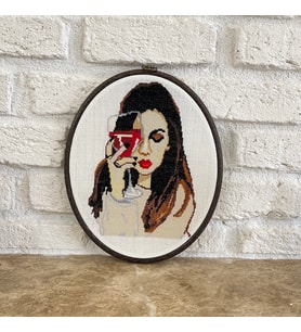 Seretamin Handmade Kadehli Kadın Kanaviçe Nakışlı Duvar Süsü