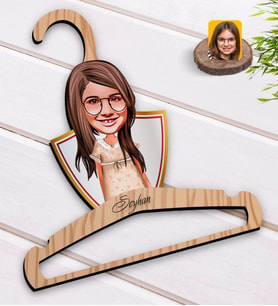 BK Gift Kişiye Özel Kız Çocuk Karikatürlü Standart Boy Ahşap Elbise Askısı-7
