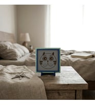 Kedi Yüzü Yazılı Modern Dekoratif Obje, Ev ve Ofise Estetik ve Neşe Veren Masaüstü Aksesuarı 10x10cm