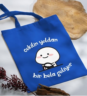 BK Gift Bir Bela Geliyor Tasarımlı Mavi Kumaş Bez Çanta, Baskılı Omuz Çantası, Alışveriş Çantası, Arkadaşa Hediye-1