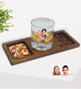 BK Gift Kişiye Özel Evleniyoruz Karikatürlü Viski Bardağı ve Doğal Masif Ahşap Dikdörtgen Sunum Tabağı Çerezlik Hediye Seti-4
