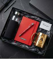 Kişiye Özel Gold Renk Parlak Kupa & Kırmızı Defter & Kırmızı Kalem & Kılıflı Siyah Matara Hediye Seti