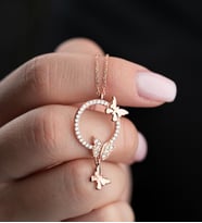 925 Ayar Gümüş Rose Kaplama Daire Model Uçuşan Sevgi Kelebekleri Kolye (Pembe)