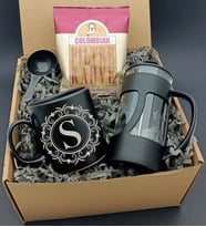Kişiye Özel Gümüş Çelenk Baş Harf Baskılı Siyah Kupa & Siyah Kulplu French Press 350 ML & Colombian Filtre Kahve Hediye Seti