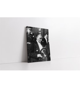Atatürk Merdivenlerden İnerken