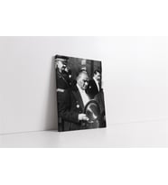 Atatürk Merdivenlerden İnerken