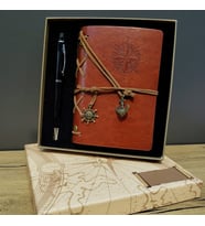 Kişiye Özel Pusula Desenli Kahverengi Defter Siyah Kalem Kutulu 1