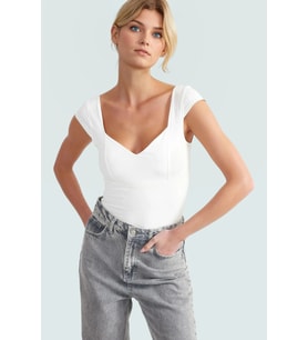 Vücuda Oturan Örme Bluz Kalp Yaka Kolsuz Yazlık Casual Tarz Kaliteli İşçilik Rahat Ve Şık