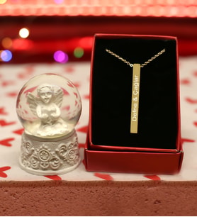 Kişiye Özel Gold Renk Çubuk Kolye & Melek Kar Küre Hediye Seti