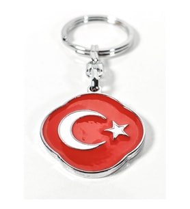 Türk Bayrağı Figürlü Kırmızı Metal Anahtarlık – Sade Şıklık ve Güçlü Anlamın Buluşması