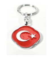 Türk Bayrağı Figürlü Kırmızı Metal Anahtarlık – Sade Şıklık ve Güçlü Anlamın Buluşması