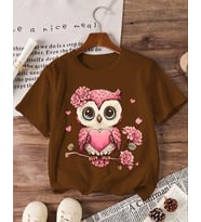 AMOR MAN BÜYÜK BEDEN ÖZEL TASARIM PEMBE KALPLİ BAYKUŞ BASKILI MODERN BATTAL KADIN T-SHIRT (Kahverengi)