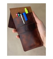 ALESTA LEATHER İsme Özel El Yapımı Hakiki Deri Kalemlik (Koyu Taba)