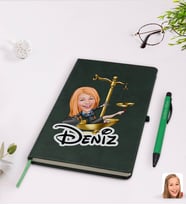 BK Gift Kişiye Özel Kadın Avukat Karikatürlü Yeşil Termo Deri Defter Kalem Seti Model 4