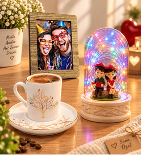Kişiye Özel Fotoğraflı Hayat Ağacı Porselen Kahve Fincanı ve Renkli LED Işıklı Oturan Çiftli Fanus