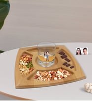 BK Gift Kişiye Özel Sevgililer Karikatürlü Viski Bardağı ve Doğal Masif Ahşap 4 Bölmeli Sunum Tabağı Çerezlik Hediye Seti-81