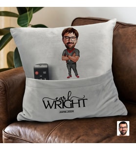 BK Gift Kişiye Özel Antrenör Karikatür Tasarımlı Organizer Kumanda ve Atıştırmalık Cepli Gri Kırlent Yastık- 2 Arkadaşa Hediye, Cepli Yastık