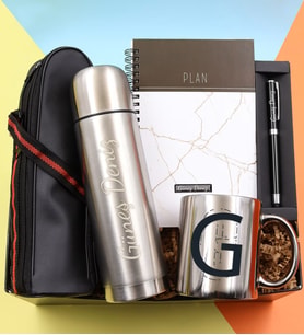 Kişiye Özel 500 ML Deri Çantalı Gri Çelik Termos & Beyaz Mermer Desenli Defter & Kalın Siyah Touch Pen & Gümüş Renk Harf Kupa Hediye Seti
