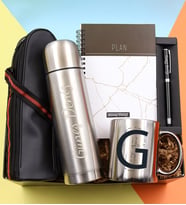 Kişiye Özel 500 ML Deri Çantalı Gri Çelik Termos & Beyaz Mermer Desenli Defter & Kalın Siyah Touch Pen & Gümüş Renk Harf Kupa Hediye Seti