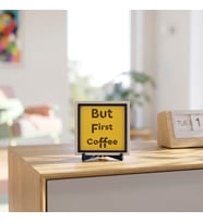 Kahve Molalarının Vazgeçilmezi “But First Coffee” Yazılı Standlı Dekoratif Masaüstü Objesi 10x10 cm