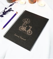 Kişiye Özel Bisiklet Temalı Siyah Kraft Kapaklı Defter - 45 Yaprak A5 (90 SAYFA) 15x21 Cm
