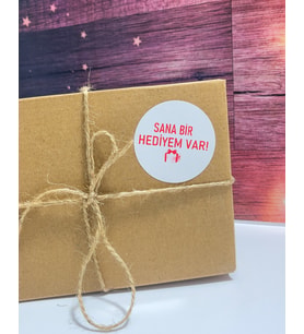 Sana Bir Hediyem Var Kırmızı Yazılı Yuvarlak Yapışkanlı Etiket 4x4 cm 120 Adet