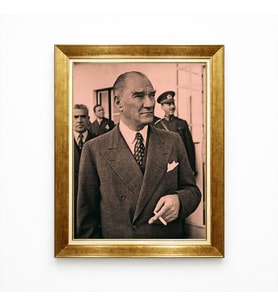 Tablore Atatürk Karizmatik Poz Siyah Beyaz Nostaljik Tablo Altın Çerçeveli