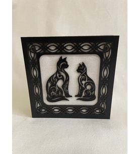 Dekoratif Kedi Figürlü LED Gece Lambası – Ahşap Çerçeveli Masaüstü Dekoratif Işık 14x14 cm