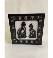 Dekoratif Kedi Figürlü LED Gece Lambası – Ahşap Çerçeveli Masaüstü Dekoratif Işık 14x14 cm