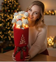 Sevgiliye Özel LED Işıklı Yılbaşı Ağacı Süslü Kırmızı Peluş Vazoda Noel Şapkalı ve Atkılı Ayıcık Buketi Hediyesi