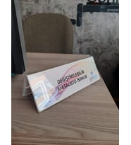 Yönline 25x8 Cm Şeffaf Pleksiglas Değiştirilebilir Masaüstü Isimlik