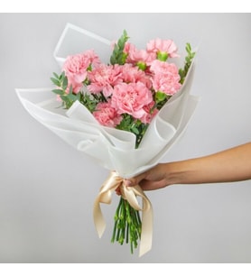 Beyaz Bukette Pembe Karanfiller
