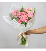 Beyaz Bukette Pembe Karanfiller