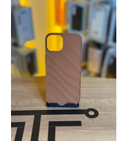iPhone 13 Uyumlu Kaymaz Tırtıklı Dokulu Mat Kılıf (Kahverengi)