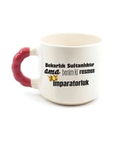 Bekarlık Sultanlıktır Ama Baskılı Kırmızı Kulplu Boncuk Kupa