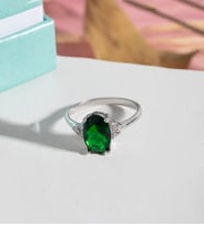 925 Ayar Zümrüt Rengi Oval Taşlı Gümüş Yüzük