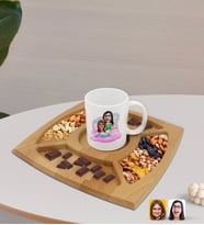 BK Gift Kişiye Özel Anne Kız Karikatürlü Beyaz Kupa ve Doğal Masif Ahşap 4 Bölmeli Sunum Tabağı Çerezlik Hediye Seti-3
