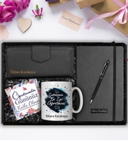 Öğretmenler Gününe Özel Tasarım Kupa & Kişiye Özel Cüzdan & Kişiye Özel Defter & Kalem Hediye Seti (Lacivert)