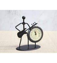 Metal Saatli Gitar Çalan Müzisyen